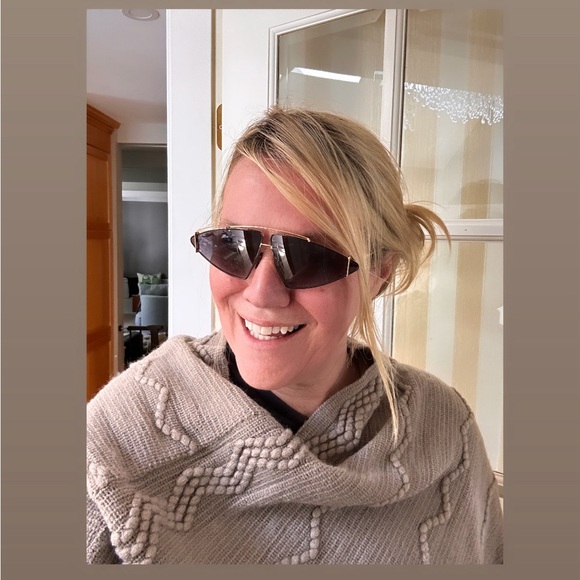 Burberry NWT Lim. Edit. sunglasses gorgeous gold frame w/ gray lenses. no case - Picture 2 of 7